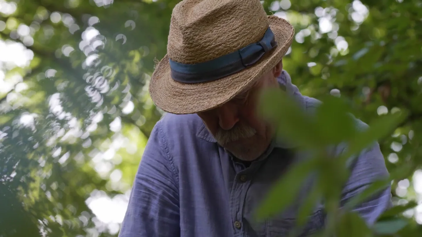 Kunstenaar aan het werk in de minidocumentaire van Woest & Bijster