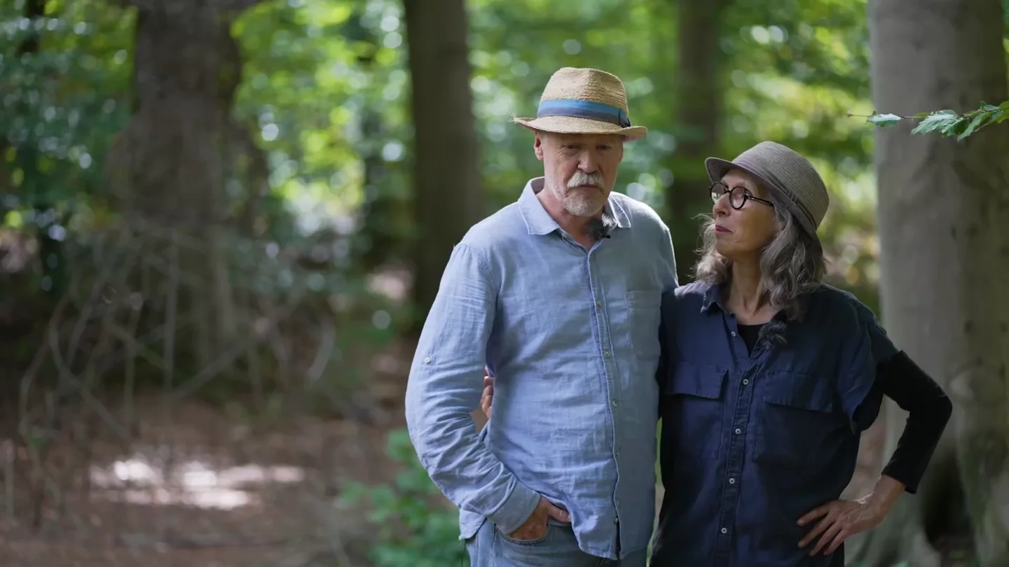 Kunstenaars tijdens een gesprek in de natuur