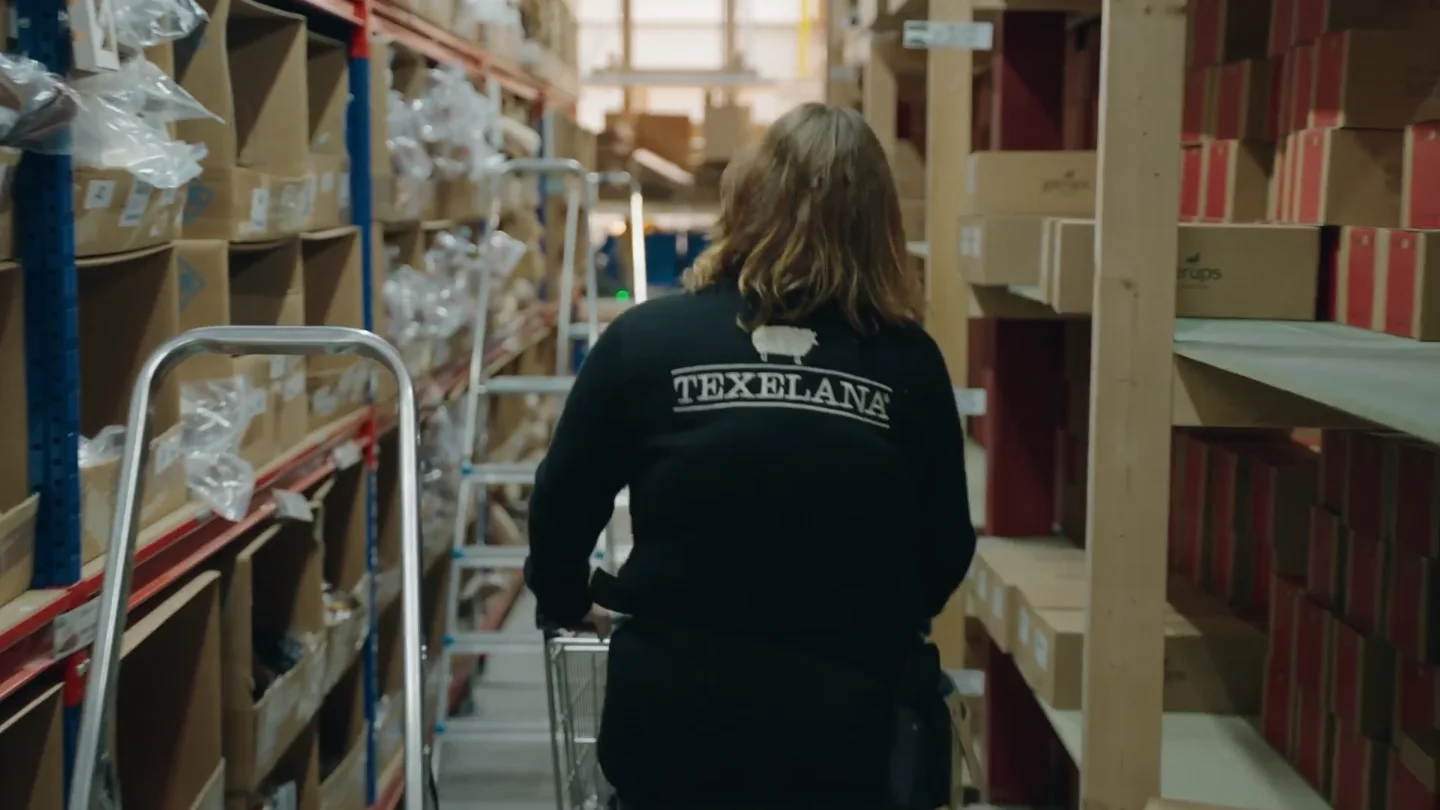 Orderpicken in het magazijn van Texelana